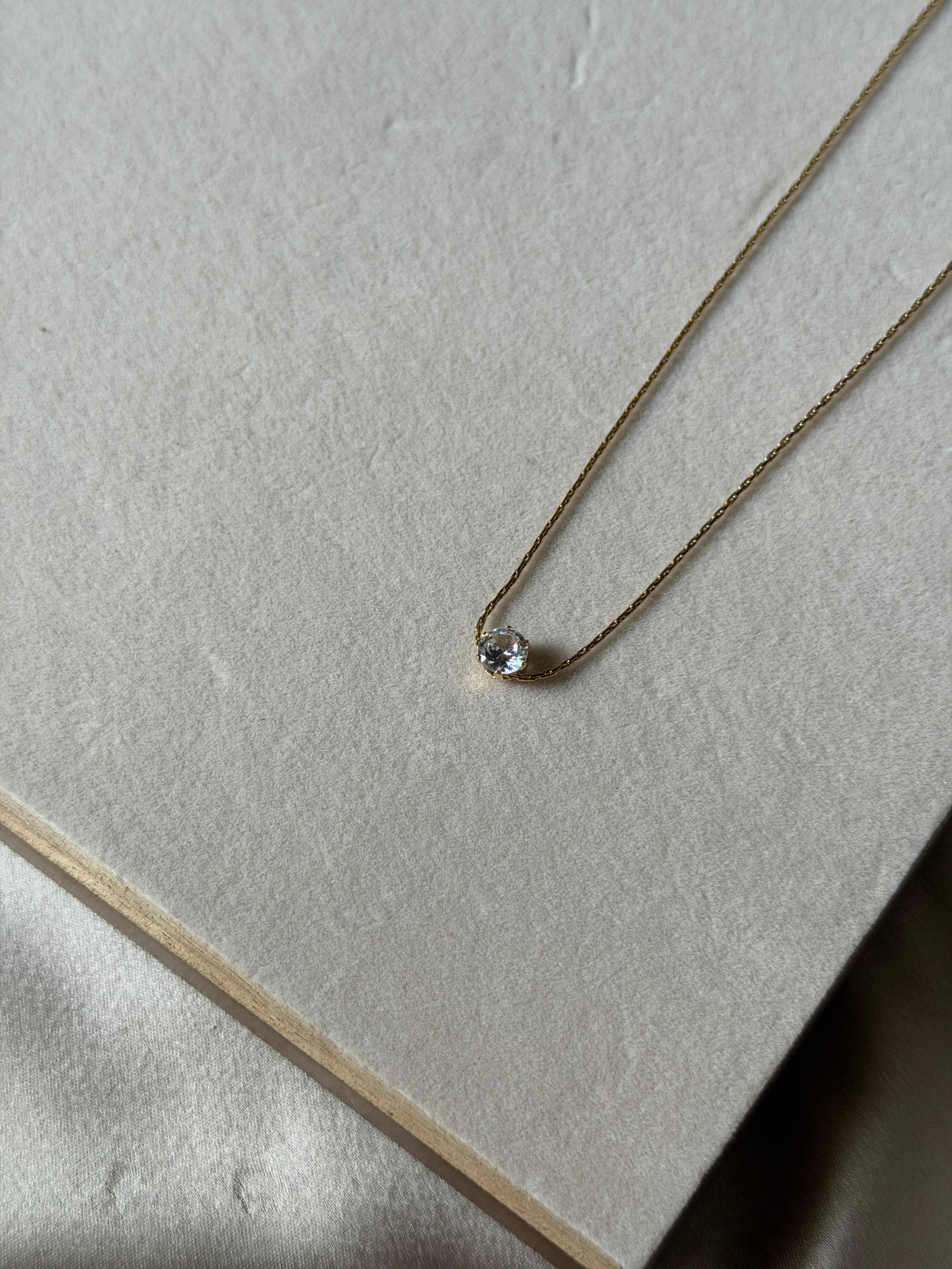 Invisible round necklace