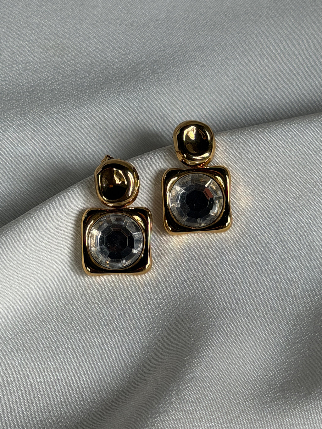 Gloomy stone earring