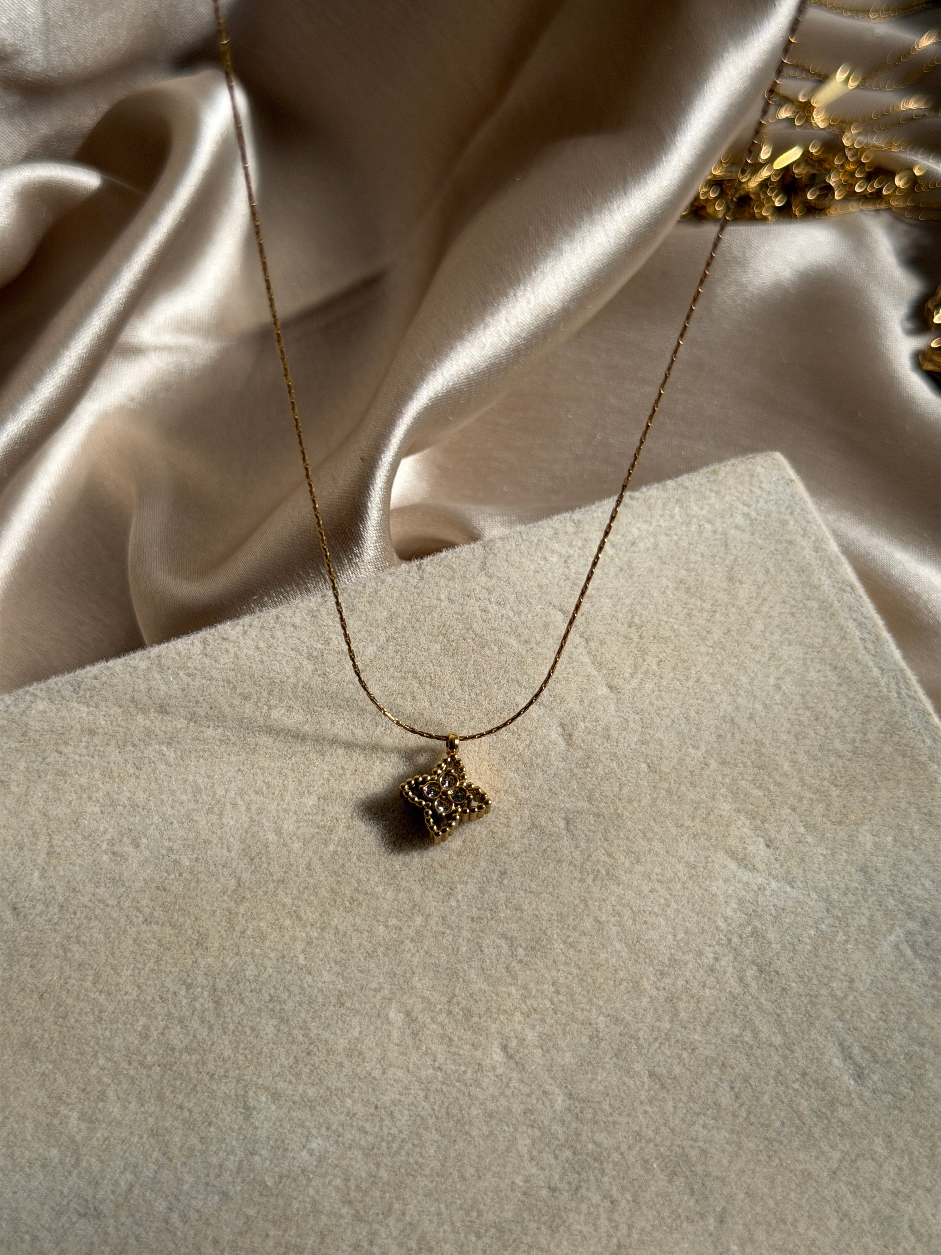 Invisible clover stone necklace