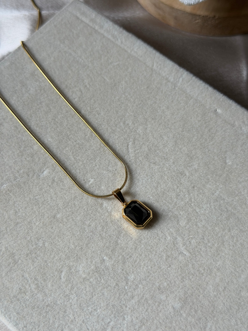 Black halo necklace
