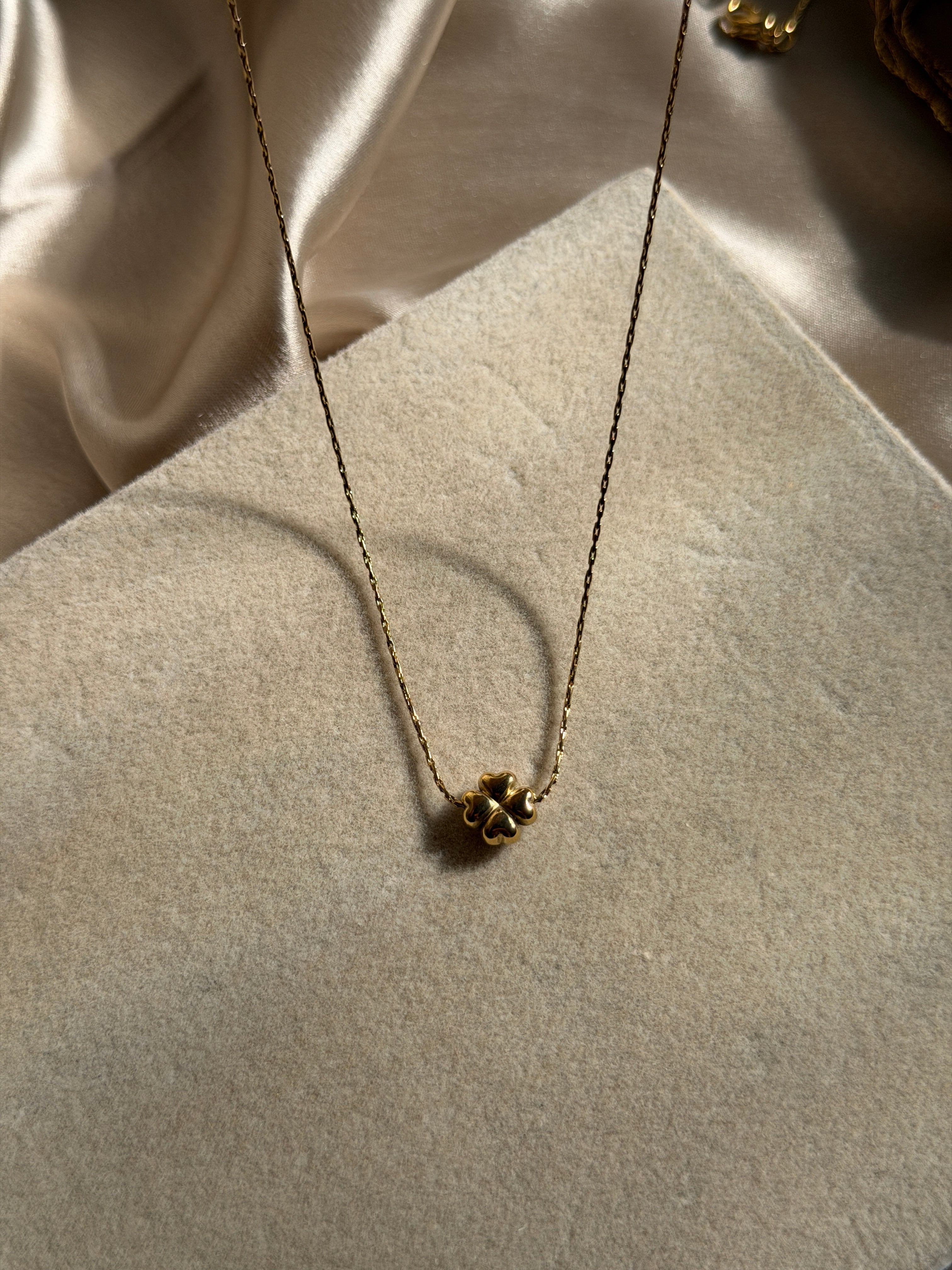 Invisible clover necklace