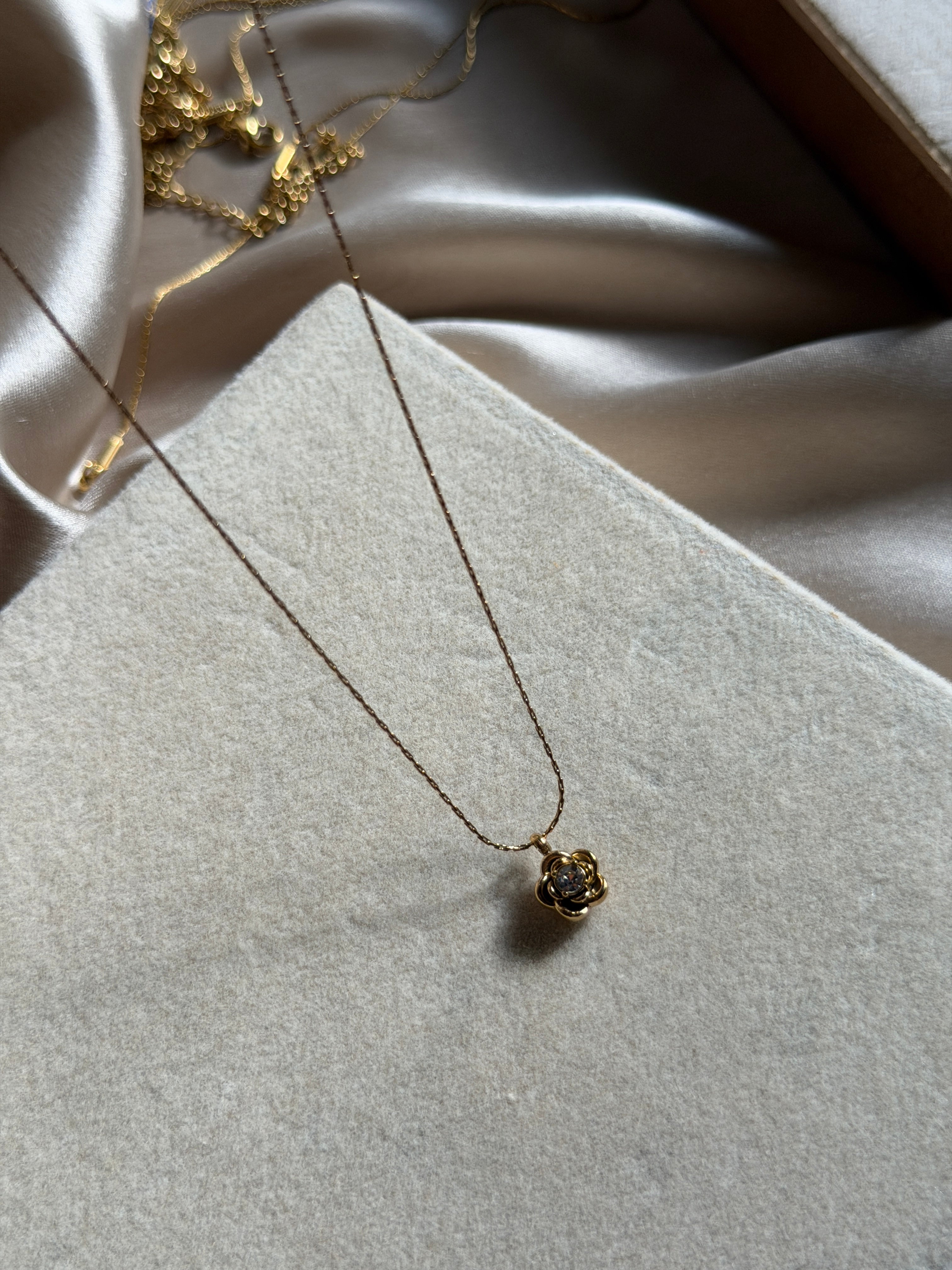 Invisible rose necklace