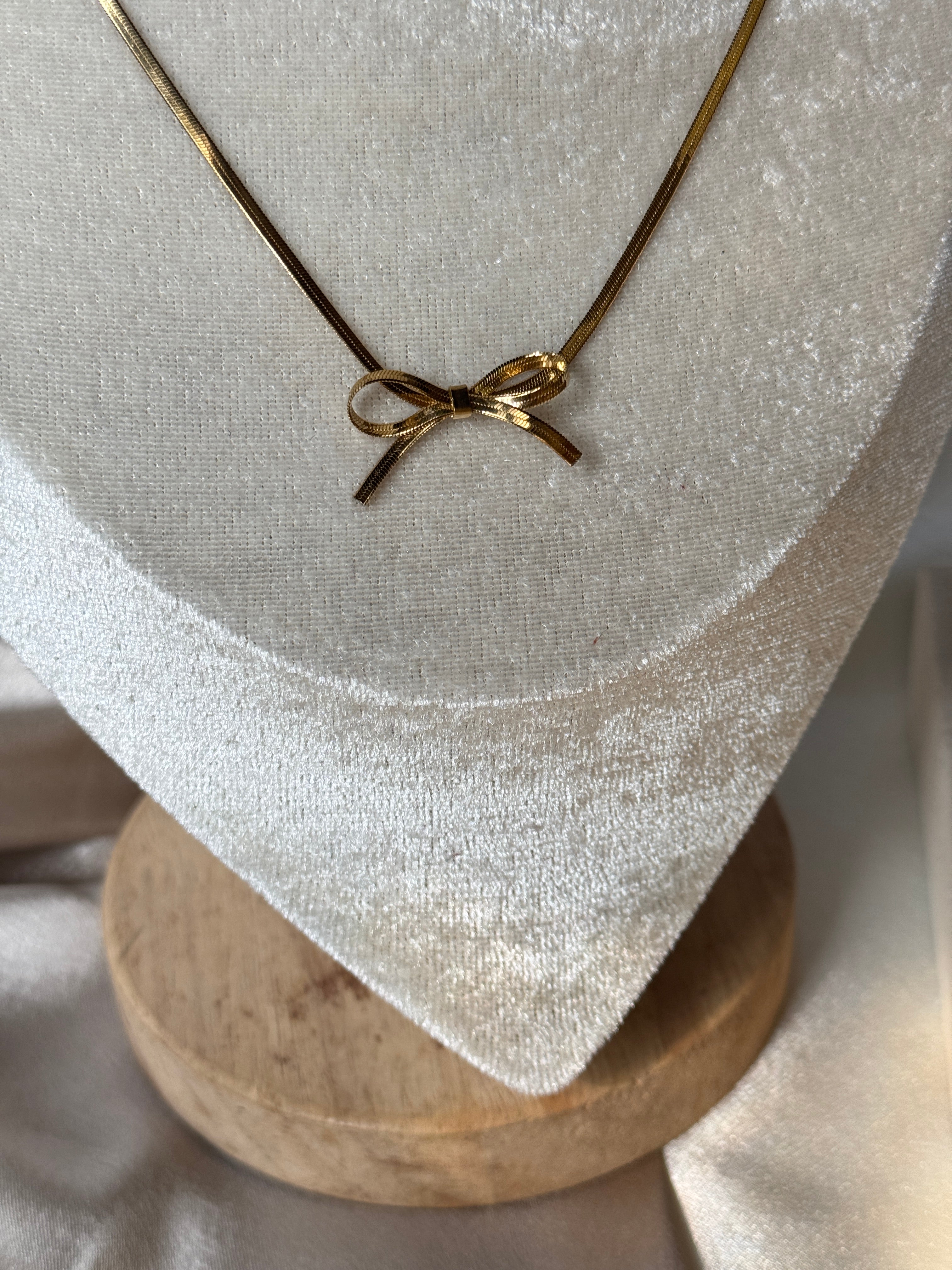 Bow necklace