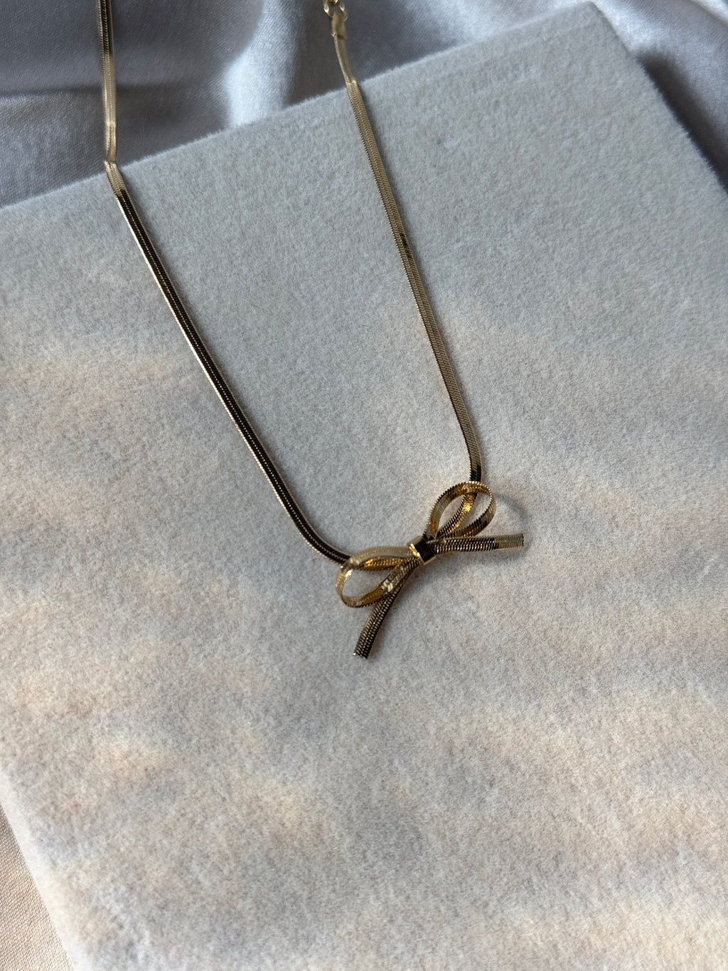 Bow necklace