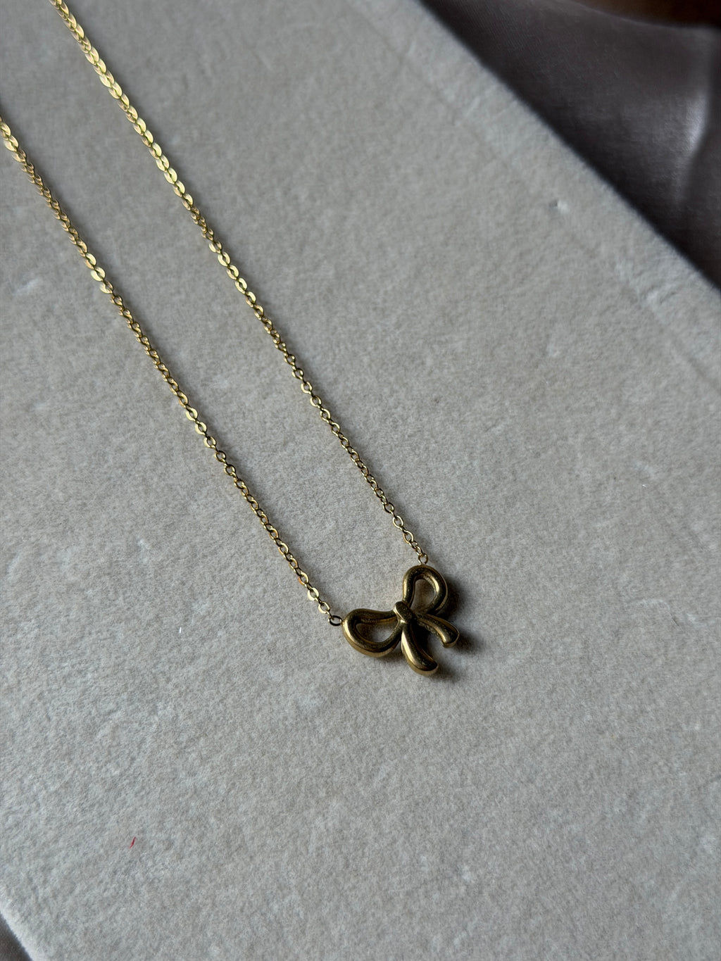 Bow necklace