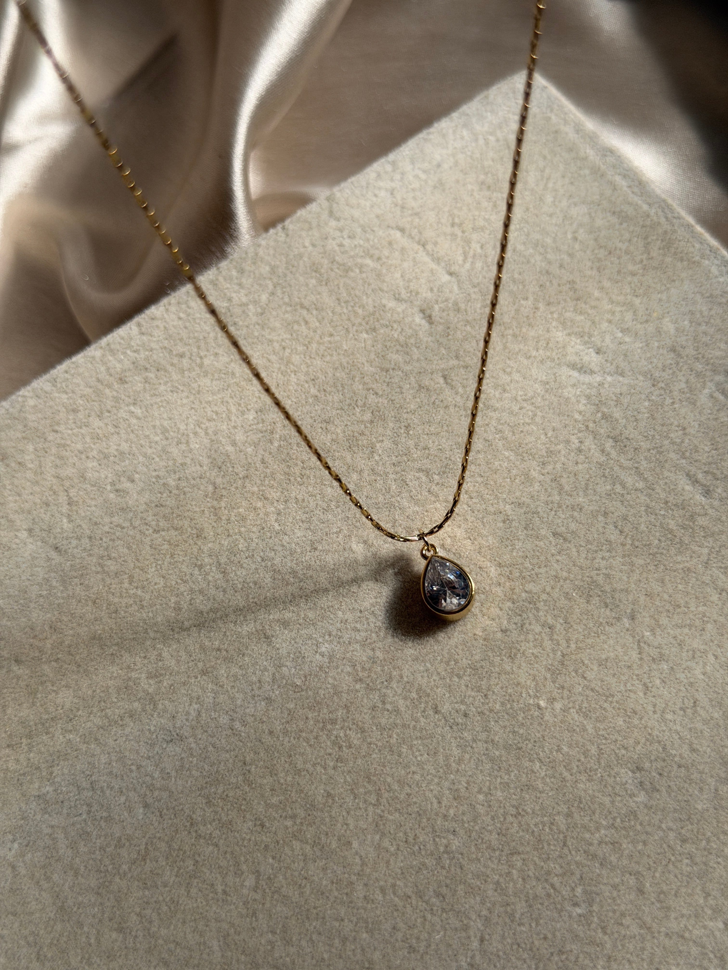 Invisible drop necklace