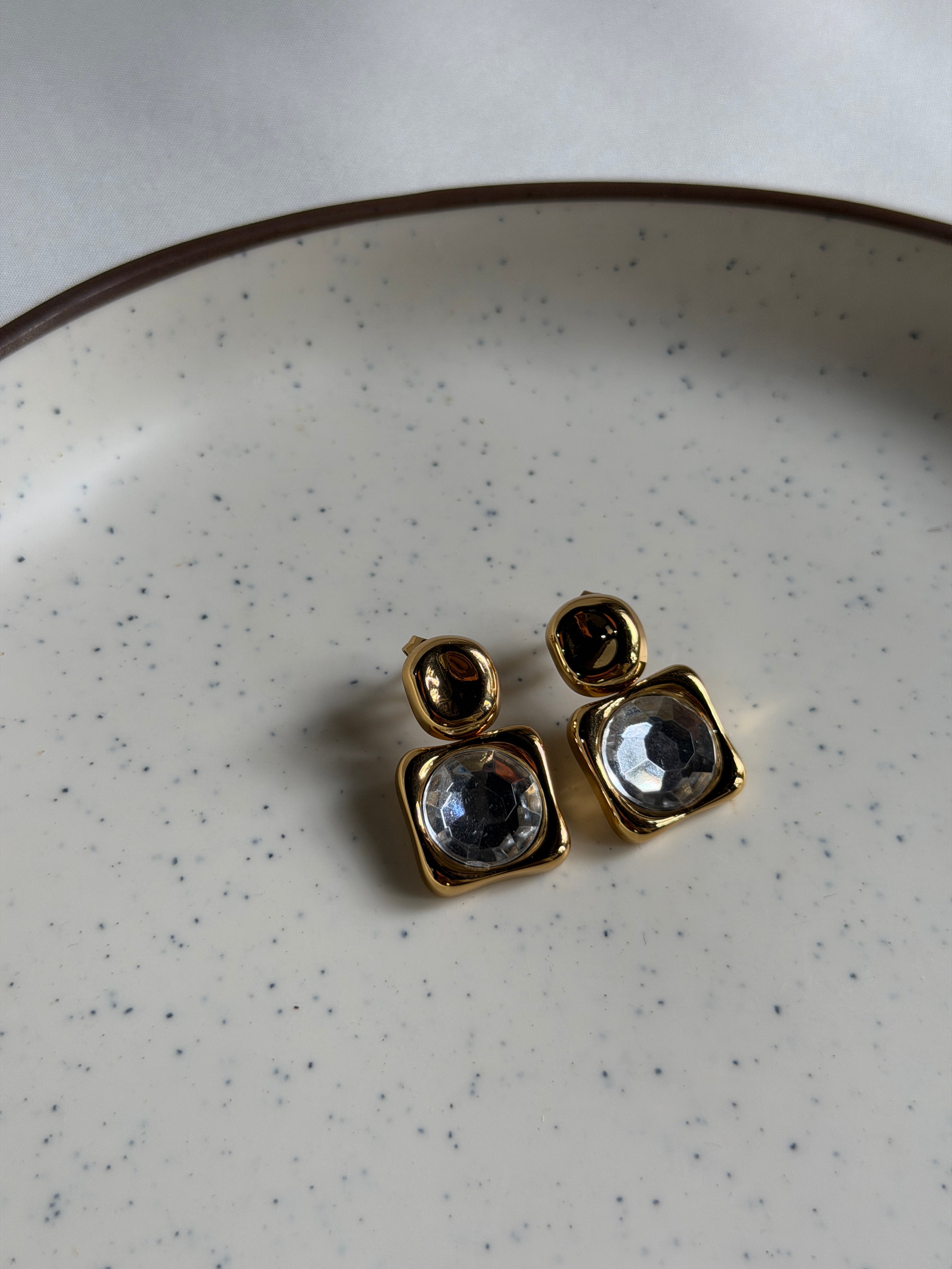 Gloomy stone earring