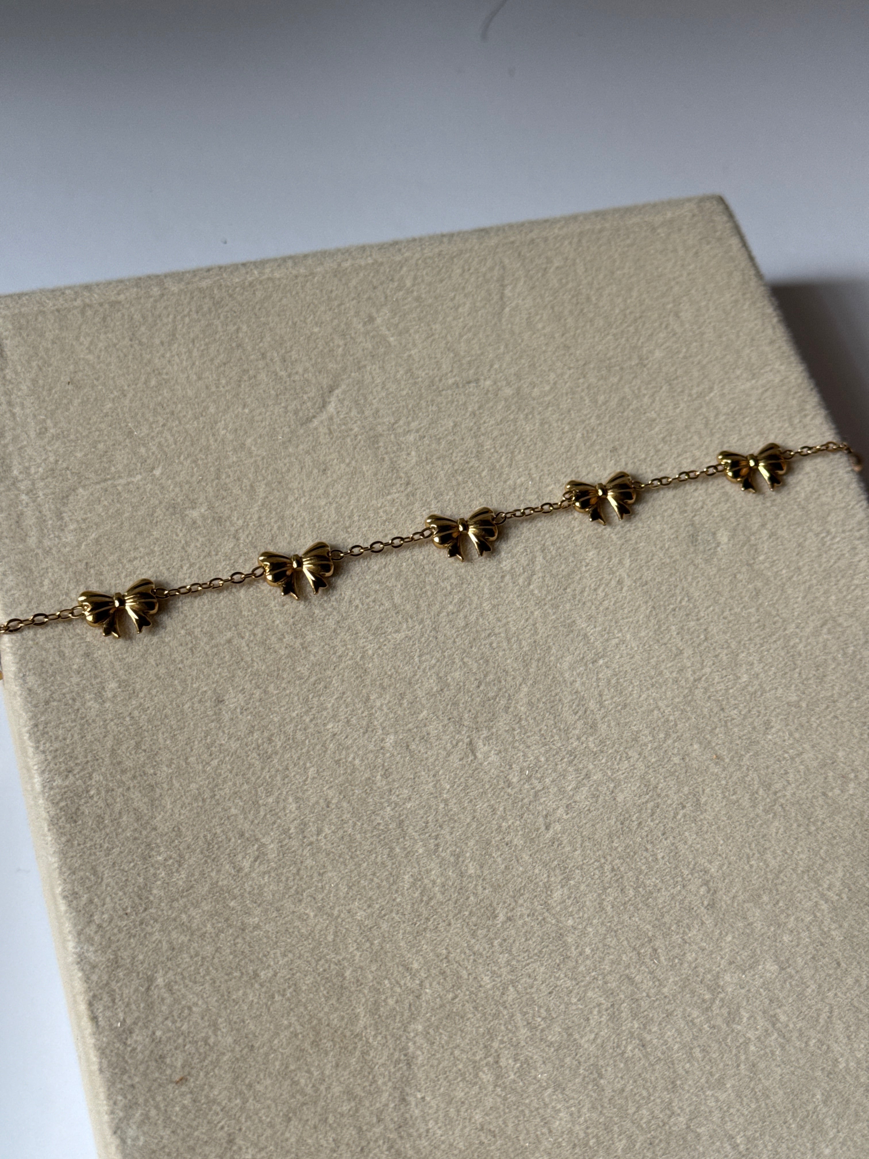 Bow charm bracelet