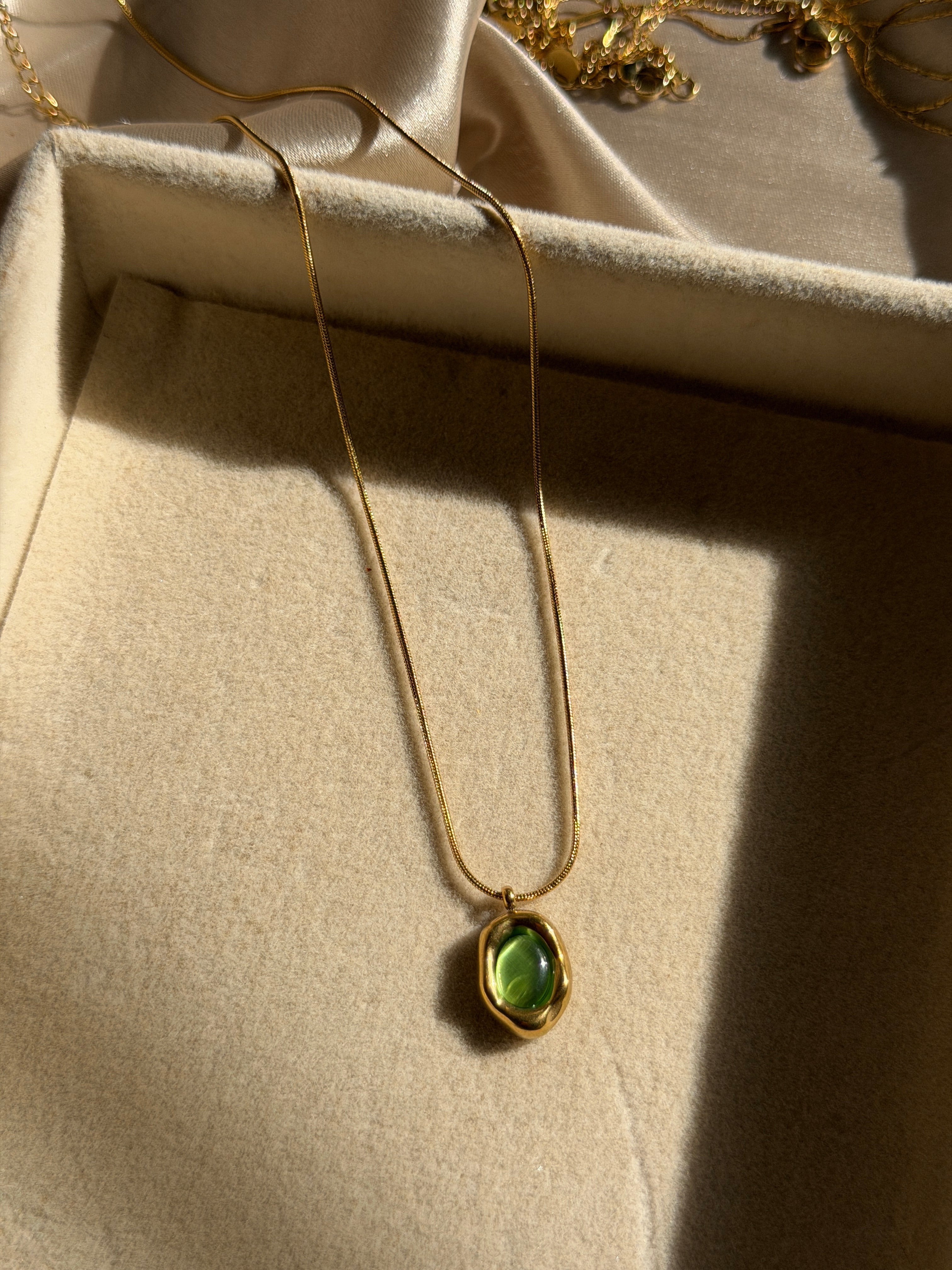 Green pendant necklace
