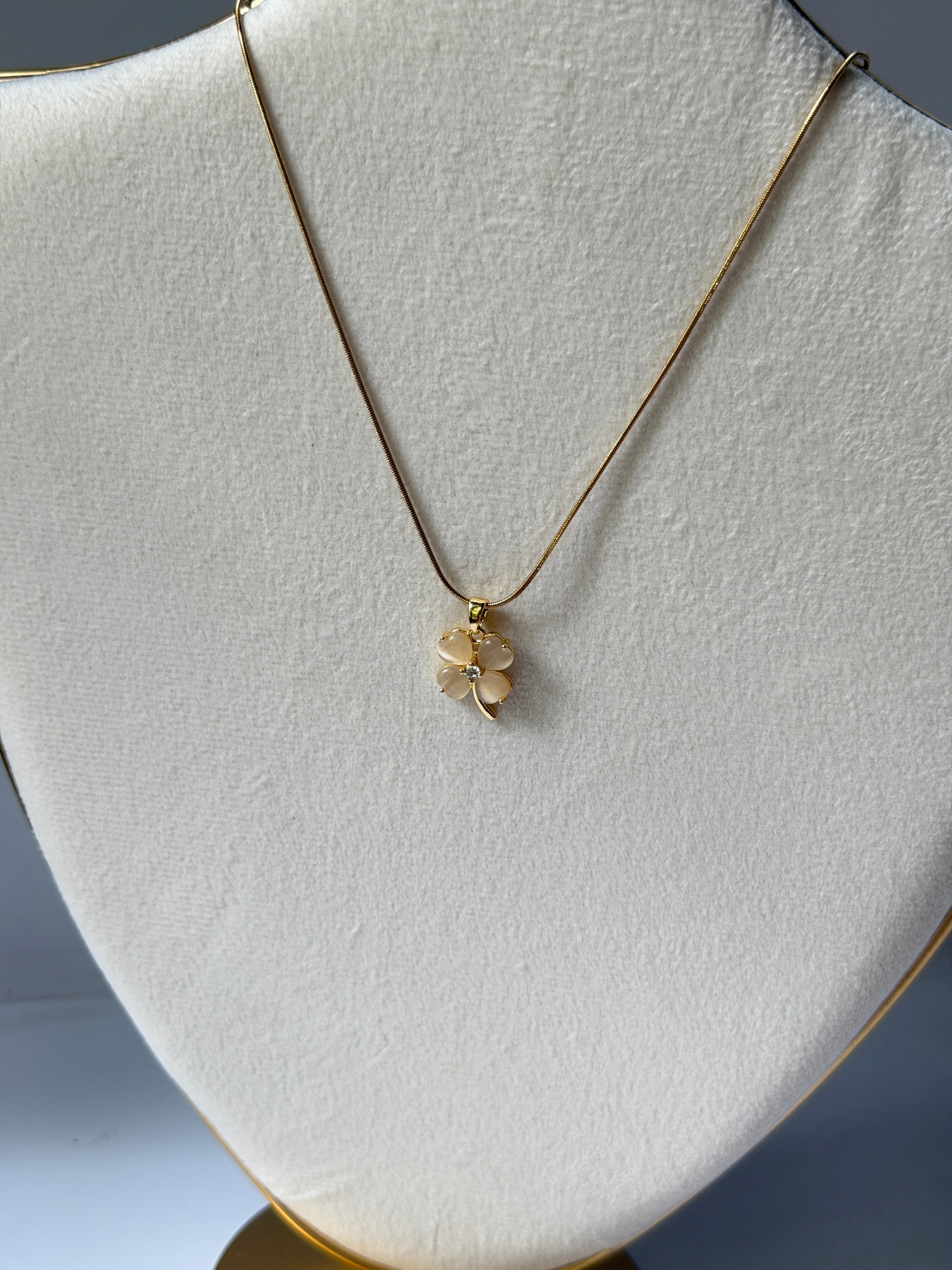 Flower pendant necklace