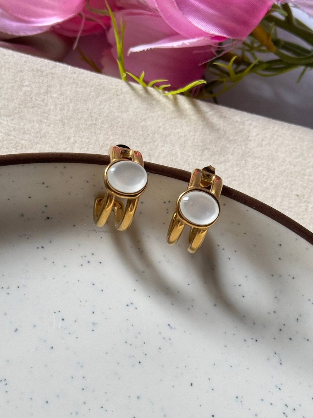 Dainty pearl Earring