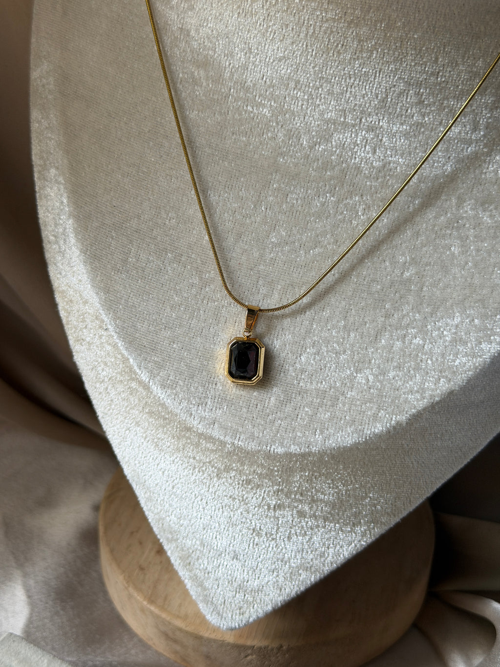 Black halo necklace