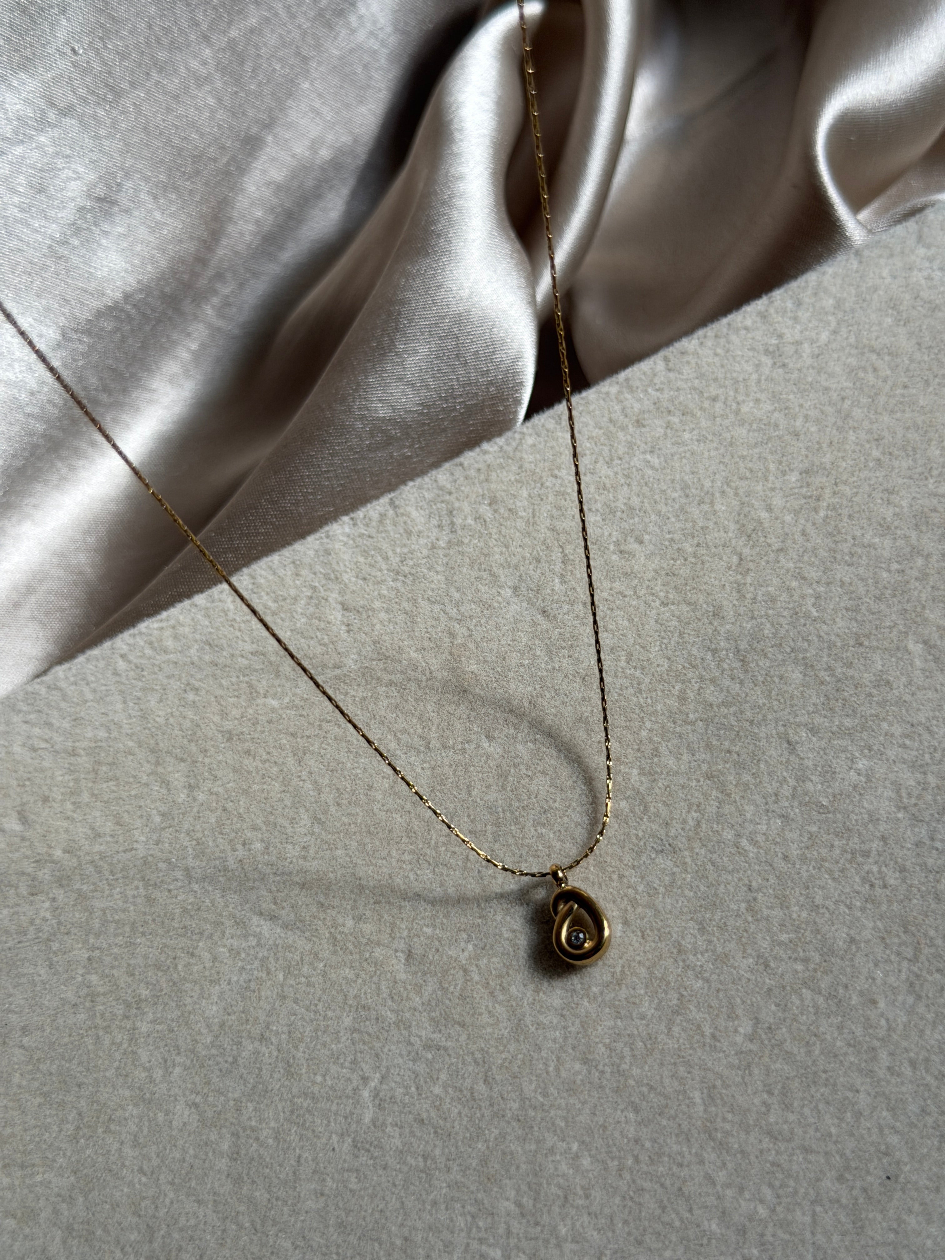 Invisible knot necklace