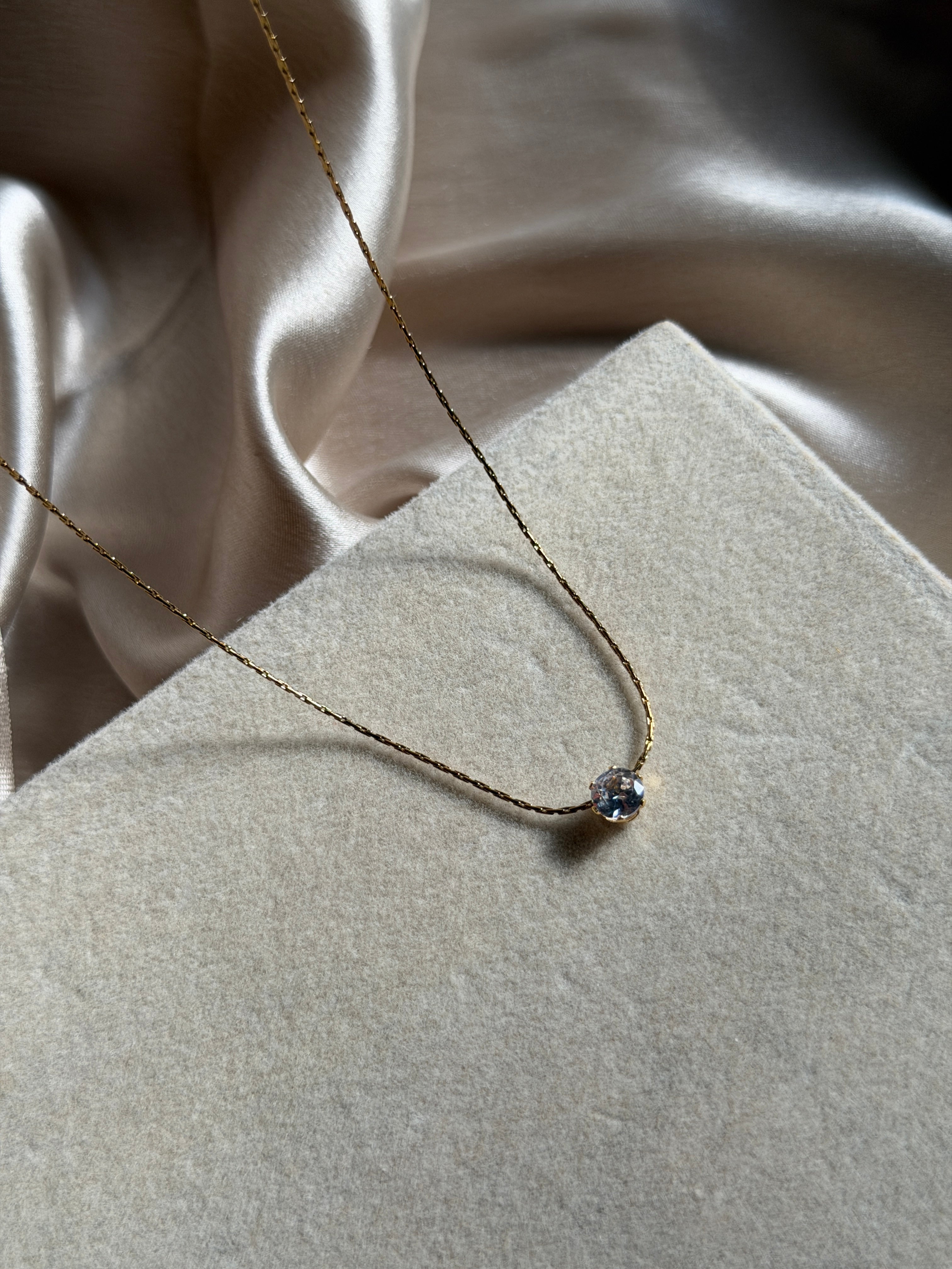 Invisible round necklace
