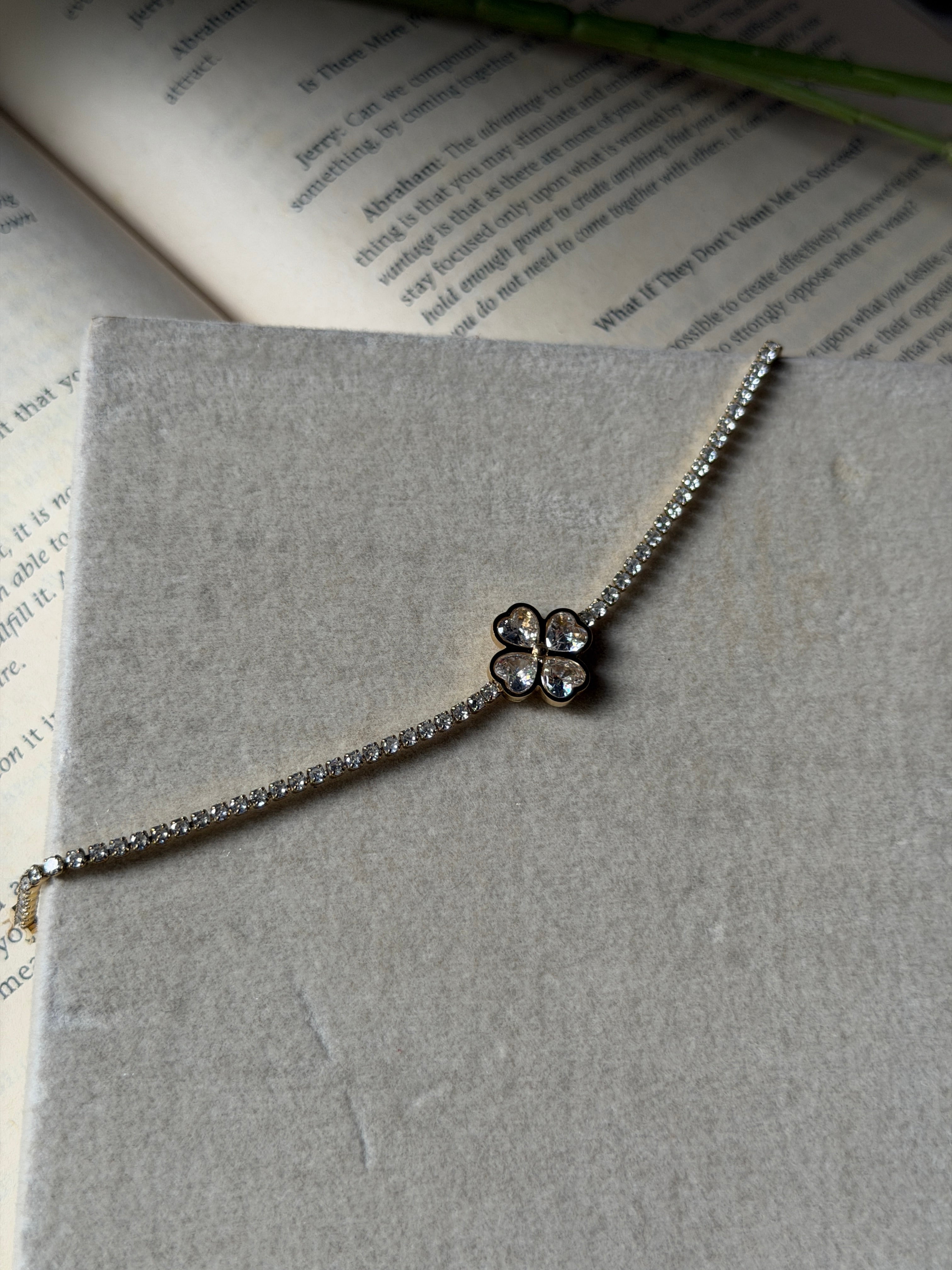Tennis clover bracelet