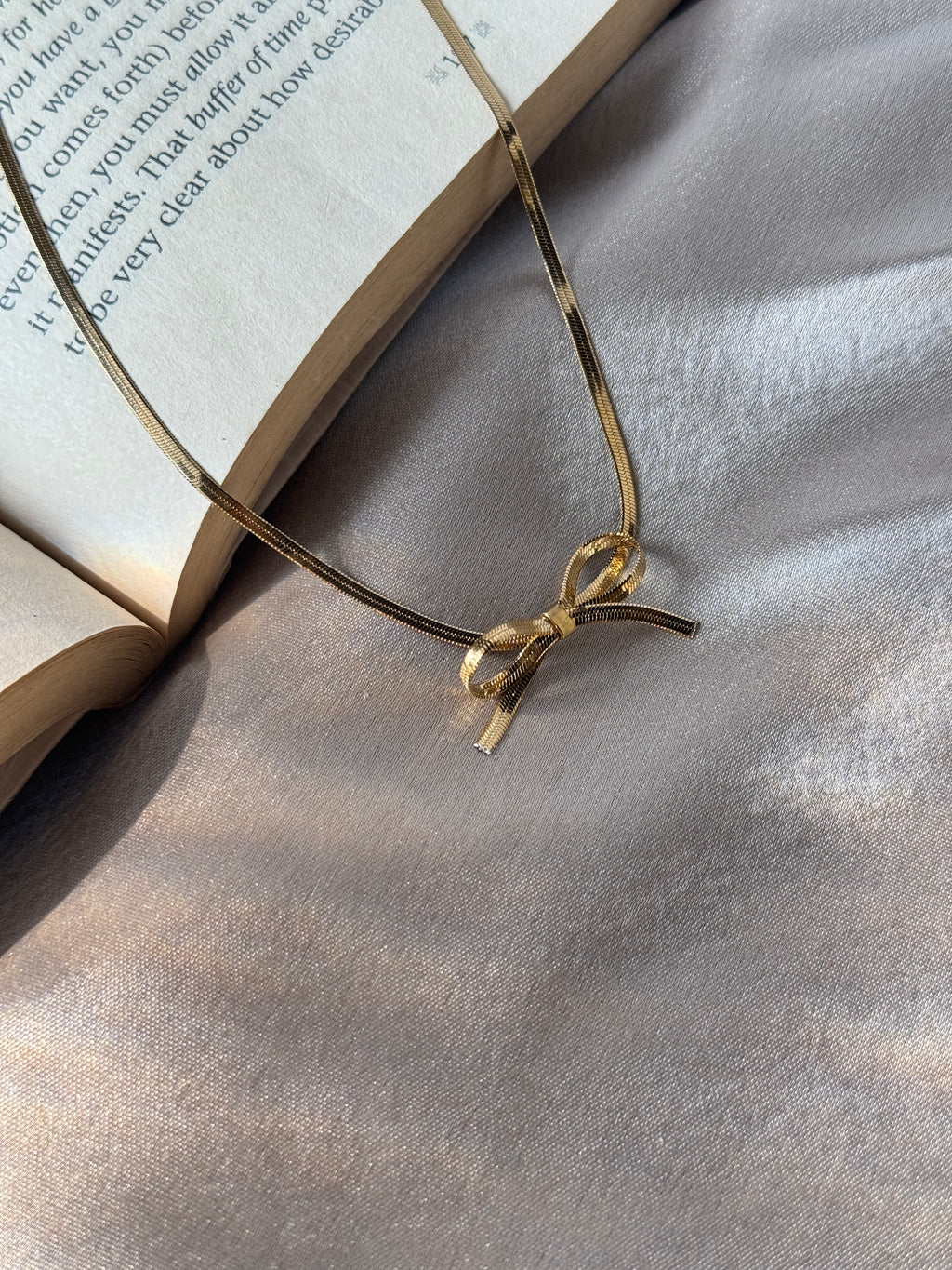 Bow necklace